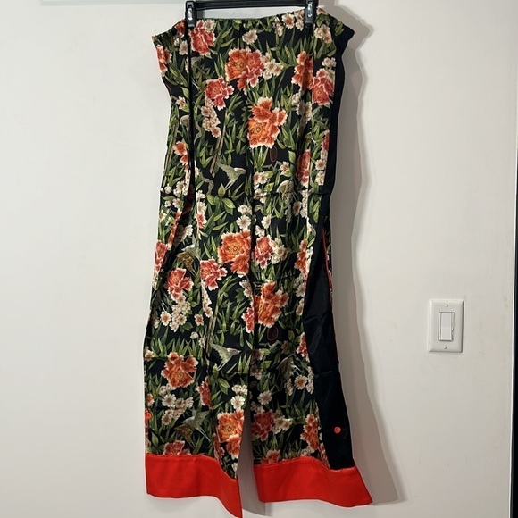 REVOLVE x HAHt Pajama Set Flock 2gether Noir
HAH retail $248 plus size 2XL - Picture 8 of 12